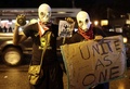 米中西部ミズーリ（Missouri）州ファーガソン（Ferguson）で、警官の黒人少年射殺に抗議する人々（2014年8月16日撮影）。(c)AFP/Joshua LOTT