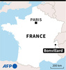 救助ヘリコプターが墜落したフランス・ボンビラールの位置を示した地図。(c)AFP
