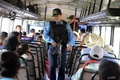中米ホンジュラスのエルサルバドルとの国境に近いマルカラで、バスの乗客を検問する警察官（2016年11月30日撮影）。(c)AFP/ORLANDO SIERRA