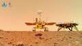中国の火星探査車「祝融」の分離カメラが撮影した、祝融（左）と着陸機。国家航天局（CNSA）提供（撮影日不明、2021年6月11日公開）。(c)AFP PHOTO / CNSA