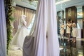 タイの首都バンコク郊外のアルメロスホテルで行われた結婚披露宴で、友人に写真を撮られる花嫁（2017年1月15日撮影）。(c)AFP/Roberto SCHMIDT