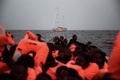 リビア沖のアストラル号（2016年10月3日撮影）。(c)AFP/Aris Messinis