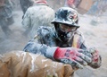 スペイン南東部イビで開催された軍服姿の参加者たちが小麦粉や生卵をかけあう毎年恒例の祭り「エルス・エンファリナッツ」の様子（2019年12月28日撮影）。(c)AFP/JAIME REINA
