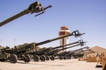 米国がウクライナに提供する155ミリりゅう弾砲。カリフォルニア州のマーチ空軍予備役基地にて撮影、米海兵隊提供（2022年4月27日公開）。(c)AFP PHOTO / US MARINE CORPS / Cpl. Austin Fraley