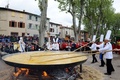 フランス南西部ベシエール（Bessieres）で、イースター恒例の巨大オムレツ作りに参加した地元の巨大イースター・オムレツ作りグループのメンバーら（2014年4月21日撮影）。(c)AFP/REMY GABALDA