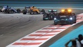 21F1第22戦アブダビGP決勝。セーフティーカーに先導されて走るメルセデスAMGのルイス・ハミルトン（右から2台目）ら（2021年12月12日撮影）。(c)Giuseppe CACACE / AFP