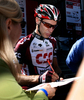 スタート前にファンにサインをするチームCSC（%%Team CSC%%）のイェンス・フォイクト（%%Jens Voigt%%、ドイツ）。(c)AFP/JENS-ULRICH KOCH