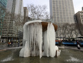 周辺地域の上空に北極気団が流入した米ニューヨーク（New York）では25日、1936年からブライアント・パーク（Bryant Park）東側の現在の位置に設置されている噴水が、氷の彫像に姿を変えた（2013年1月25日撮影）。(c)AFP/TIMOTHY A. CLARY