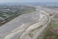 流量が減り川底が露出した、台湾・屏東県の隘寮渓（2021年3月16日撮影）。(c)Sam Yeh / AFP