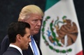 メキシコの首都メキシコ市で、合同記者会見に備えるドナルド・トランプ氏とメキシコのエンリケ・ペニャニエト大統領（2016年8月31日撮影、資料写真）。(c)AFP/YURI CORTEZ