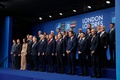 英ロンドン近郊のワトフォードで開かれた北大西洋条約機構（NATO）首脳会議で、集合写真の撮影に臨む首脳ら（2019年12月4日撮影）。(c)PETER NICHOLLS / POOL / AFP