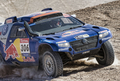 ダカールラリー2010第7ステージ。四輪部門でステージ優勝したフォルクスワーゲンのナサール・サレー・アルアティヤ。（2010年1月8日撮影）(c)AFP/MARTIN BERNETTI