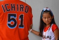 17MLB、ピッツバーグ・パイレーツ対マイアミ・マーリンズ。観戦に訪れたマイアミ・マーリンズのイチローのファン（2017年4月30日撮影）。(c)AFP/Getty Images/Mark Brown