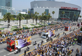 08-09NBAファイナルを制したロサンゼルス・レイカーズ（%%Los Angeles Lakers%%）の優勝パレードが17日、ロサンゼルス（Los Angeles）で行われ、数万人ものバスケットボールファンが祝福のため、市内中心部に詰めかけた。レイカーズの本拠地ステープルズ・センター（Staples Center）から始まったパレードは、8万人のファンが待つロサンゼルス・メモリアル・コロシアム（Los Angeles Memorial Coliseum）まで行われ、数百人の警察官が動員され。写真はレイカーズの選手に声援を送るファン。（2009年6月17日撮影）(c)AFP/ROBYN BECK