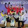 2010年%%バンクーバー冬季五輪%%、ノルディックスキー・ジャンプ団体。メダル授与式で喜ぶ、優勝したオーストリアチーム（最上段）、2位のドイツチーム、3位のノルウェーチーム。（2010年2月22日撮影）(c)AFP/OLIVIER MORIN