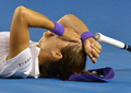 全豪オープンテニス（Australian Open Tennis Tournament 2013）は26日、女子シングルス決勝が行われ、大会第6シードの李娜（Na Li、ナ・リー、中国）は6-4、4-6、3-6で第1シードのビクトリア・アザレンカ（Victoria Azarenka、ベラルーシ）に敗れた。

負傷しコートに倒れる李娜（2013年1月26日撮影）。(c)AFP/PAUL CROCK