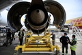 航空機保管会社ターマック・アエロセーブが保管する航空機のエンジンを取り扱う従業員。フランス南西部アズレで（2021年2月4日撮影）。(c)Lionel BONAVENTURE / AFP