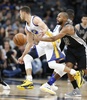 15-16NBA、サンアントニオ・スパーズ対ゴールデンステイト・ウォリアーズ。サンアントニオ・スパーズのサンアントニオ・スパーズのパトリック・ミルズにボールをはたかれるゴールデンステイト・ウォリアーズのステフェン・カリー（2016年4月10日撮影）。(c)AFP/Getty Images/Ronald Cortes
