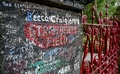 ビートルズの楽曲「ストロベリー・フィールズ・フォーエバー」のモチーフとなった英リバプールにある元孤児院の入り口にファンが書き残したグラフィティ（2019年9月18日撮影）。(c)Paul ELLIS / AFP