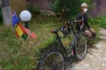 ギニアの首都コナクリで、自転車と共に写真撮影に応じるレイモンド・リーさん（2020年4月30日撮影）。(c)CELLOU BINANI / AFP