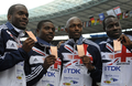 第12回世界陸上ベルリン大会（%%12th IAAF World Championships in Athletics Berlin%%）男子4×100メートルリレー決勝。ジャマイカが37秒31の大会新記録で優勝した。37秒62でトリニダード・トバゴが2位に、38秒02で英国が3位に入った。日本は38秒30で4位に入り、惜しくもメダル獲得を逃した。

　ウサイン・ボルト（%%Usain Bolt%%）は、第3走者としてジャマイカの金メダル獲得に貢献し、%%北京五輪%%に続き世界選手権でも短距離（100メートル、200メートル、4×100メートルリレー）3冠に輝いた。写真は表彰台でポーズをとる英国の（左から）シメオン・ウィリアムソン（%%Simeon Williamson%%）、ハリー・アイキネスアリエティ（%%Harry Aikines-Aryeetey%%）、マーロン・デボニッシュ（%%Marlon Devonish%%）、タイロン・エドガー（%%Tyrone Edgar%%）。（2009年8月23日撮影）(c)AFP/JOHN MACDOUGALL