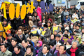 韓国・ソウル（Seoul）の日本大使館前で14日、旧日本軍の従軍慰安婦だった女性の支援団体が被害女性を象徴する韓国少女の像「平和の碑」を設置した。像は、日本政府の公式謝罪と賠償を求めて1992年から毎週、水曜日に開いてきた集会が1000回を迎えたことを機に設置された。

写真は、日本大使館前で行われた集会に参加する元慰安婦と支援者ら（2011年12月14日撮影）。(c)AFP/JUNG YEON-JE