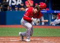 23MLB、トロント・ブルージェイズ対ロサンゼルス・エンゼルス。頭部に死球を受けて倒れるロサンゼルス・エンゼルスのテイラー・ウォード（2023年7月29日撮影）。(c)Mark Blinch/Getty Images/AFP