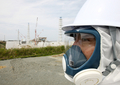 東京電力（TEPCO）は26日、福島第1原子力発電所の敷地内を報道陣に公開した。写真は防護服を着てマスクを装着した報道関係者（2012年5月26日撮影）。(c)AFP/POOL/Tomohiro Ohsumi