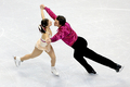 フィギュアスケート四大陸選手権2009（%%ISU Four Continents Figure Skating Championships 2009%%）ペア・ショートプログラム（SP）、64.36点を記録し2位につけたカナダのジェシカ・デュベ（%%Jessica Dube%%、左）とブライス・ダヴィソン（%%Bryce Davison%%）。（2009年2月4日撮影）(c)AFP/Getty Images/Matthew Stockman