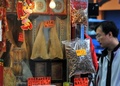 香港のフカヒレ販売店で商品をながめる男性（2009年3月1日撮影、資料写真）。(c)AFP/Antony DICKSON