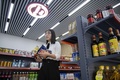 中国・天津の顔認証決済を導入しているスーパー「IFuree Go」で買い物をする女性（2019年8月21日撮影）。(c)Nicolas ASFOURI / AFP