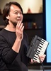 都内で、音楽キーボード（鍵盤）に変身するiPadケース「C.24」を発表する米電子機器系ベンチャー、ミセル（Miselu）の吉川欣也（Yoshinari Yoshikawa）最高経営責任者（CEO、2014年12月16日撮影）。(c)AFP/Yoshikazu TSUNO