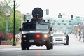 米ミズーリ（Missouri）州セントルイス（St. Louis）郡ファーガソン（Ferguson）で、マイケル・ブラウン（Michael Brown）さん（18）が警官に射殺された事件への抗議デモに際し、市内を巡回する警官隊の車両（2014年8月11日撮影）。(c)AFP/Getty Images/Michael B. Thomas
