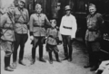 ナチスのマスコット・ボーイだったアレックス・クルツェム（Alex Kurzem）さん（中央）とナチスの親衛隊の写真（撮影日不明、2007年9月2日公開）。(c)AFP