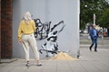 英イングランドのローストフトに出現した、覆面アーティストのバンクシーが描いたグラフィティ（2021年8月8日撮影）。(c)JUSTIN TALLIS / AFP