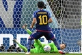 サッカーW杯カタール大会、決勝トーナメント1回戦、日本対クロアチア。南野拓実（手前）のPKを止めるクロアチアのドミニク・リバコビッチ（2022年12月5日撮影）。(c)OZAN KOSE / AFP