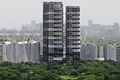 インド・ニューデリー郊外のノイダに立つ超高層住宅「ツインタワーズ」の爆破解体の様子（2022年8月28日撮影）。(c)Sajjad HUSSAIN / AFP