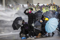 香港の警察から放水を受ける民主派デモ参加者ら（2019年9月15日撮影）。(c)Isaac LAWRENCE / AFP