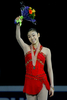 フィギュアスケート四大陸選手権2009（%%ISU Four Continents Figure Skating Championships 2009%%）女子シングルで初優勝を果たし、表彰式で観衆の声援に応える韓国の金妍児（%%Yu-Na Kim%%、キム・ヨナ）。（2009年2月6日撮影）(c)AFP/Getty Images/Matthew Stockman