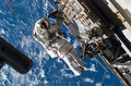 2007年8月15日、船外活動を行う米国のRick Mastracchio宇宙飛行士。(c)AFP/NASA