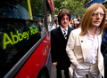 ビートルズ（The Beatles）最後のアルバム『アビイ・ロード（Abbey Road）』のジャケット撮影場所近くを歩くトリビュートバンド（2009年8月8日撮影）。(c)AFP/Leon Neal