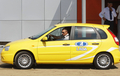 ロシア極東のハバロフスク（Khabarovsk）で、露自動車大手アフトワズ（Avtovaz）の「ラーダ・カリーナ・スポーツ（Lada Kalina Sport）」に乗り込むウラジーミル・プーチン（Vladimir Putin）首相（2010年8月27日撮影）。(c)AFP/RIA-NOVOSTI/ALEXEY DRUZHININ