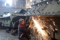 ロシアのストレリナにある装甲車修理工場で行われている、旧ソ連時代の戦車「T34」の修復作業（2020年2月25日撮影）。(c)Olga MALTSEVA / AFP
