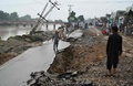 パキスタンのミルプール近郊で、地震により損傷した道路の上に立つ人（2019年9月25日撮影）。(c)AAMIR QURESHI / AFP