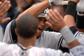 ボルティモア・オリオールズ（Baltimore Orioles）対ニューヨーク・ヤンキース（New York Yankees）。試合はヤンキースが4-0で勝利し、連敗を5で止めた。写真は1回に左翼へ先制の3点本塁打を放ち、ダッグアウトでチームメートとハイタッチを交わすヤンキースのアレックス・ロドリゲス（Alex Rodriguez）。（2009年5月8日撮影）(c)AFP/Getty Images/Mitchell Layton