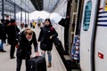 フィンランド・ヘルシンキの駅で、ロシア・サンクトペテルブルク発の高速列車「アレグロ」の運行停止前の最後の列車から降りた乗客（2022年3月27日撮影）。(c)Seppo Samuli / Lehtikuva / AFP