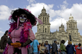 メキシコの首都メキシコ市（Mexico City）のソカロ広場（Zocalo Square）で、がい骨の貴婦人「カトリーナ（La Catrina）」の装束で「死者の日（Day of the Dead）」を祝う女性（2008年11月1日撮影）。(c)AFP/Alfredo Estrella