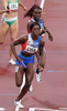 東京五輪、陸上混合4×400メートルリレー予選に臨む米国のテイラー・マンソン（手前）とリナ・アービー（奥、2021年7月30日撮影）。(c)Giuseppe CACACE / AFP