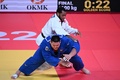 世界柔道選手権、男子100キロ超級。決勝でキューバのアンディ・グランダ（上）と対戦する斉藤立（2022年10月12日撮影）。(c)Kirill KUDRYAVTSEV / AFP