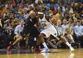 14-15NBAプレーオフ1回戦（7回戦制）、メンフィス・グリズリーズ対ポートランド・トレイルブレイザーズ。トレイルブレイザーズのラマーカス・アルドリッジとマッチアップするメンフィス・グリズリーズのザック・ランドルフ（2015年4月22日撮影）。(c)AFP/Getty Images/Frederick Breedon